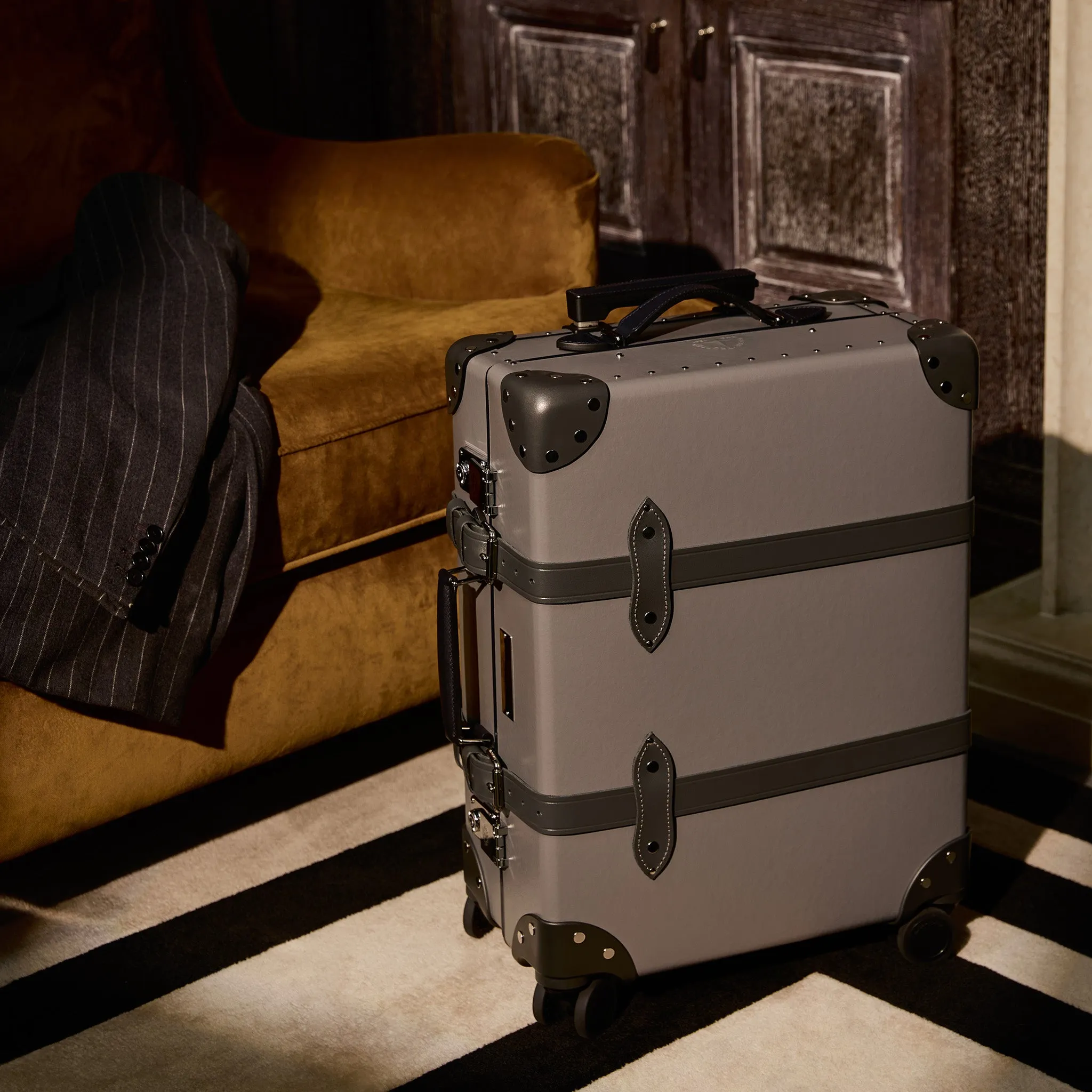 007 Collection · Carry-On - 4 Wheels | Grey/Graphite/Chrome